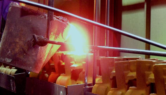 Zalewanie ciekłego metalu do form odlewniczych