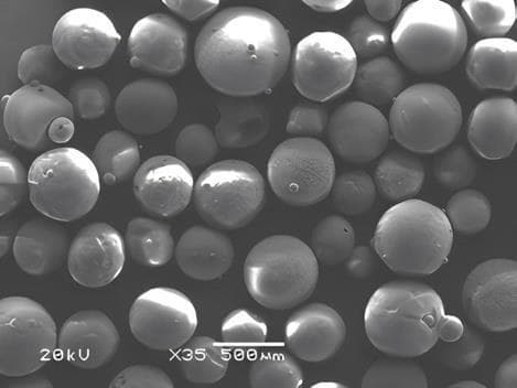 Kuliste ziarna piasku ceramicznego CERAMSAND pod mikroskopem